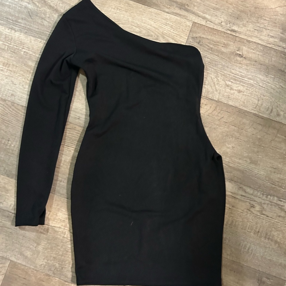 PrettyLittleThing Black One-Shoulder Long Sleeve Dress